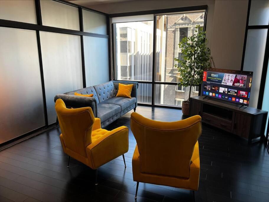 In The Heart Of Downtown Angeles Aparthotel